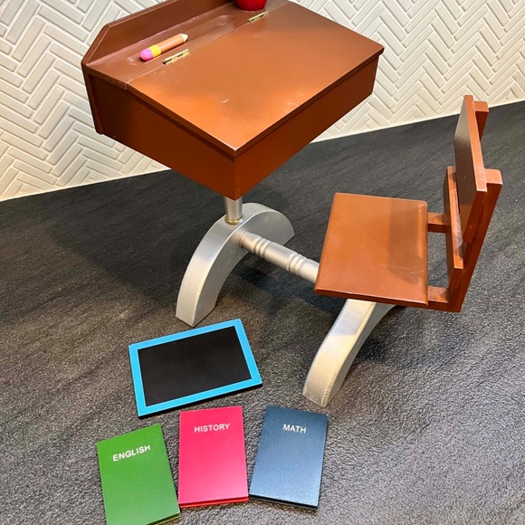 👑 Queen's Treasure Doll School Desk - Picture 2 of 3